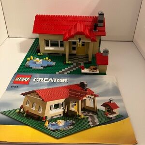 LEGO Creator #6754. Family Home. 976 pieces (missing a few). Retired (2010)